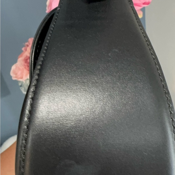 Valentino Garavani 🖤 VLogo leather bag
Authentic 💯 - Picture 10 of 15